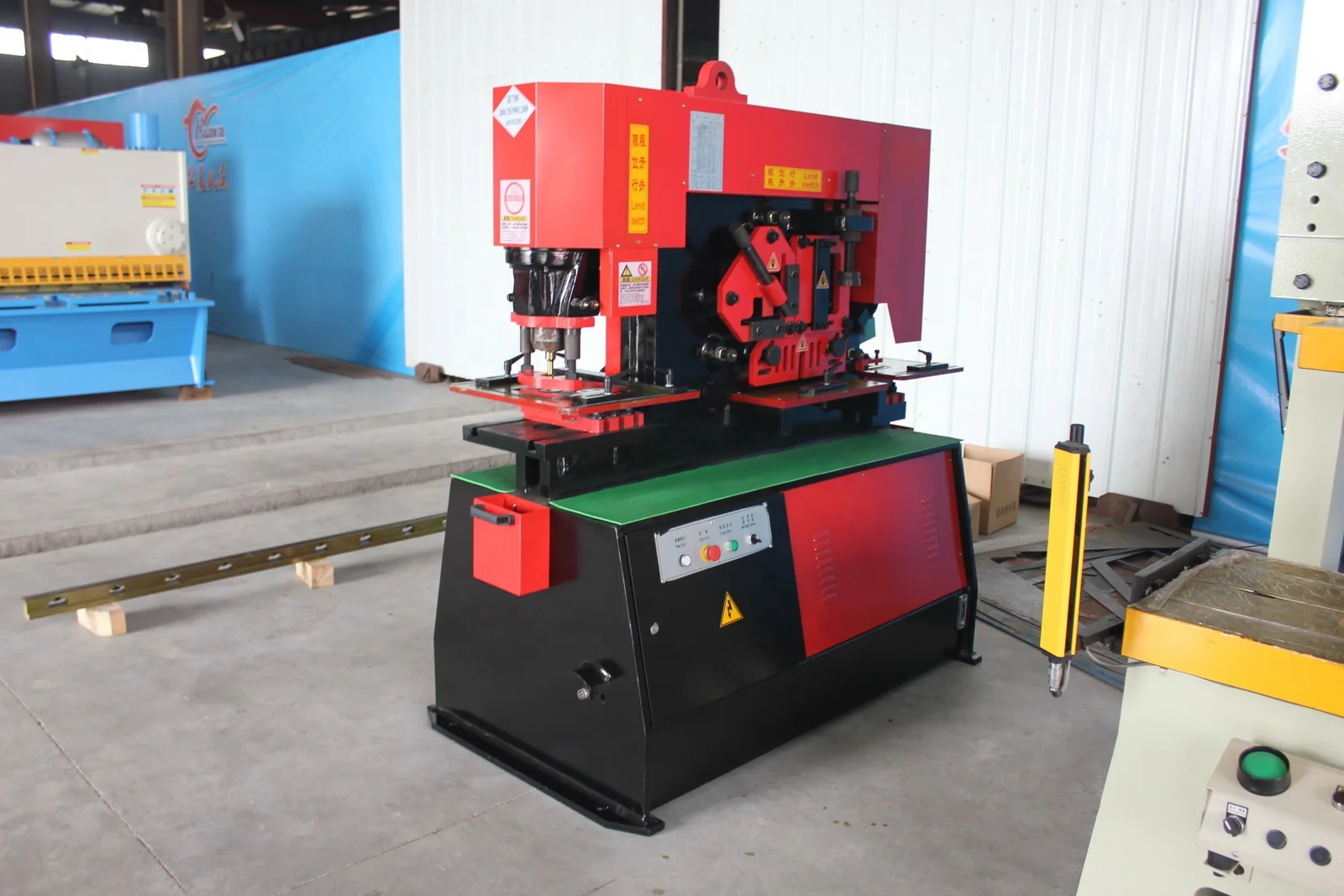 Q35y-25 Metal Plate Shearing Angle And Hole Punching Iron Worker Combine 120Ton Hydraulic Ironworker Hine