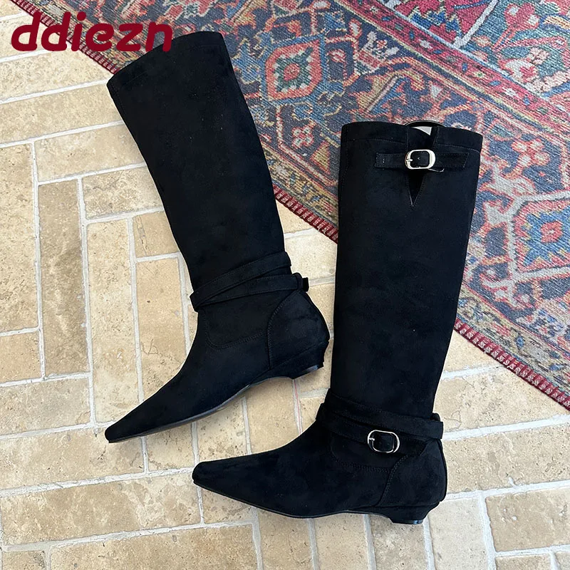 

Модные женские сапоги до колена из флока на танкетке, туфли на низком каблуке с пряжкой, женские длинные современные сапоги с острым носком, обувь 2025