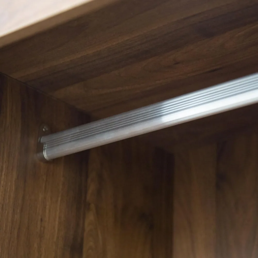 Деревянный шкаф-купе с раздвижными дверцами, ящиками, открытыми полками, высоким стержнем для хранения стильной одежды