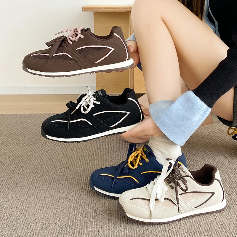 حذاء أبيض جديد لعام 2025 للنساء، حذاء رياضي كاجوال عصري لزيادة الارتفاع، حذاء كاجوال متعدد الاستخدامات وجيد التهوية