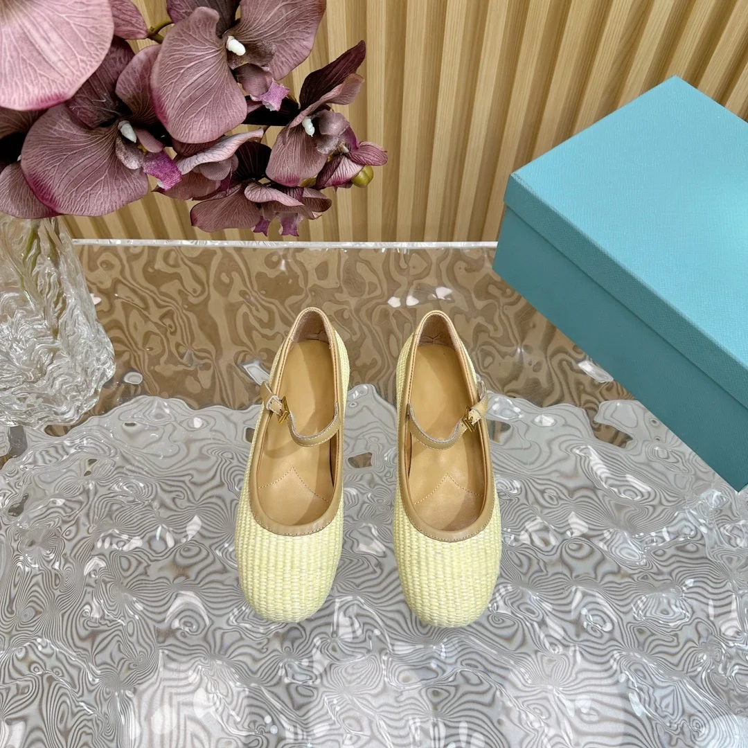 The new spring/summer 2024 raffia slippers/sandals are comfortable on the feet, chic and sophisticated, elegant and versatile.