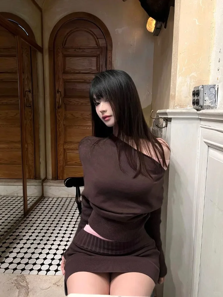 เสื้อแขนยาวผู้หญิงสไตล์วินเทจเซ็กซี่  ชุดสูทใหม่สำหรับฤดูใบไม้ร่วงและฤดูหนาว  ทรงเข้ารูป  แขนทรงค้างคาว  เสื้อถัก  กระโปรงครึ่งท่อน  แฟชั่นปี 2025