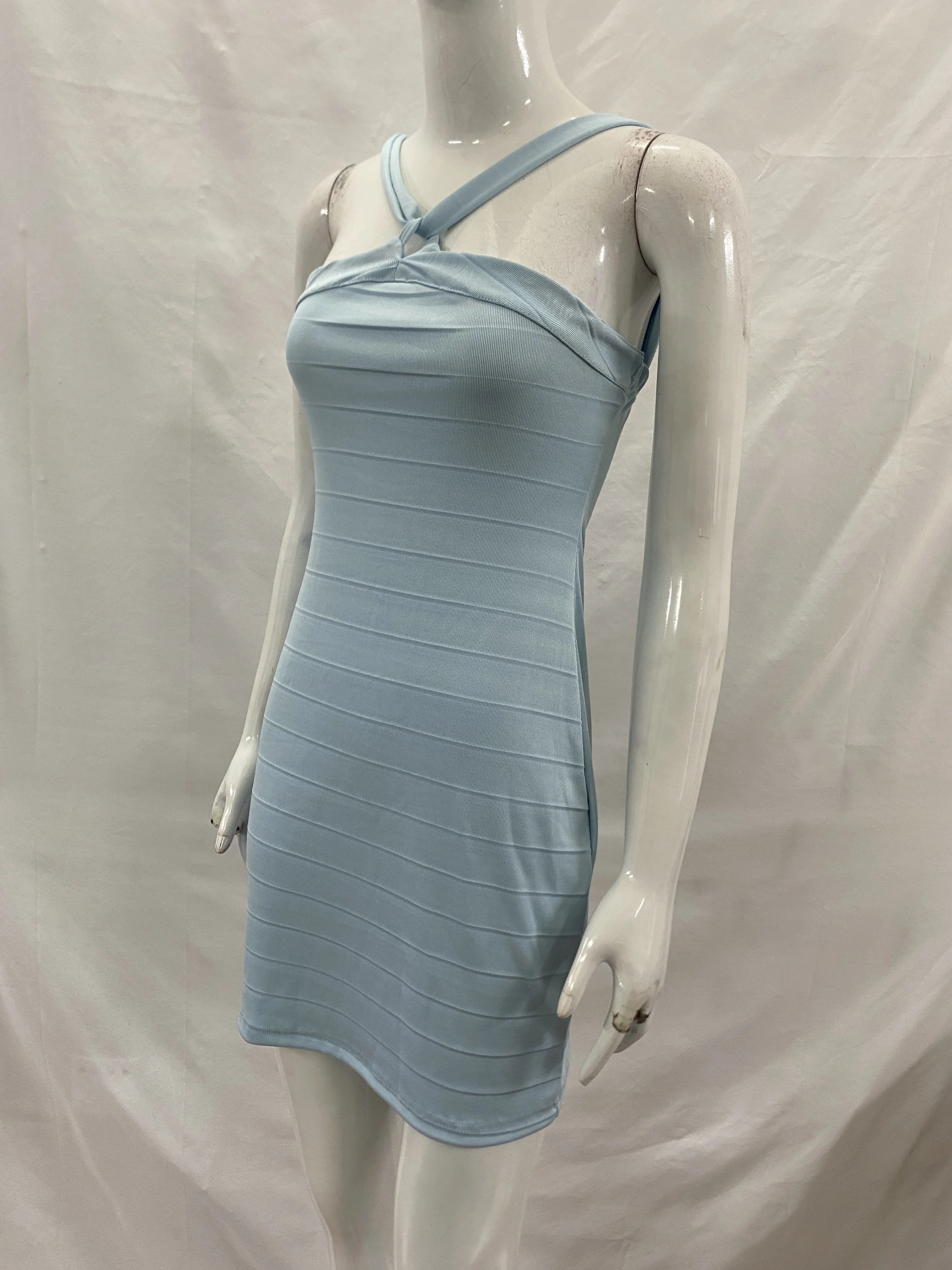 Sommermode, einfarbiges Kleid mit Bandagen-Design, Neckholder, freiliegender Rücken, schmal geschnitten, hüftumschmeichelnd, sexy. – Detail 9