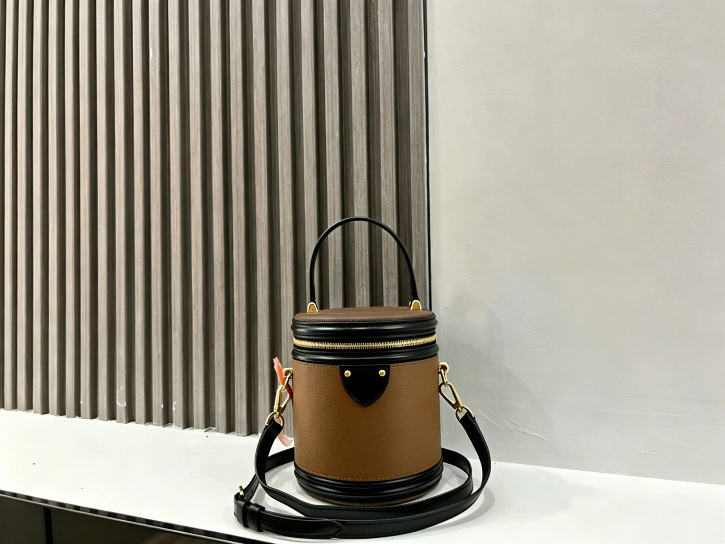 

Stylish Exquisite Woven Box-shaped Bag Hand Woven Shoulder Bag Leather Lunchbox Bag Women Retro Handbags Portable Makeup Bag