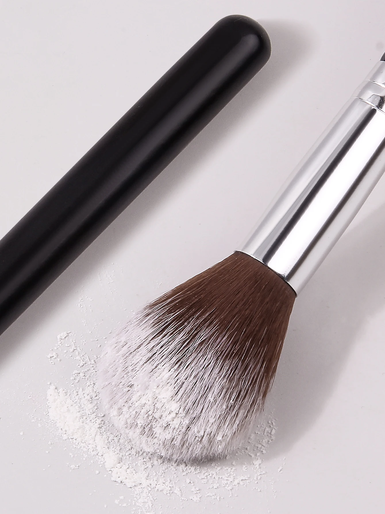 Ein einzelner flammenförmiger Make-up-Pinsel mit runder Spitze, ein Rouge-Puderpinsel mit runder Spitze für nicht puderfressendes Make-up