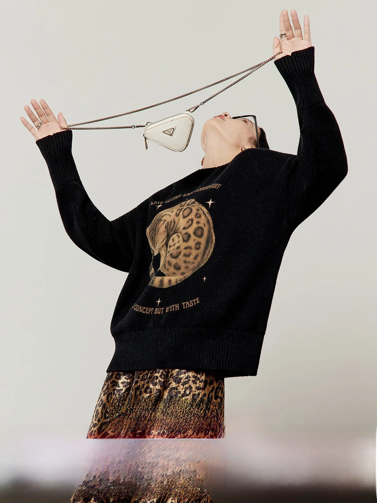 

Новинка! Удобный женский свитер свободного кроя с круглым вырезом и леопардовым принтом. Вязаный джемпер для повседневной носки. Весенняя коллекция.