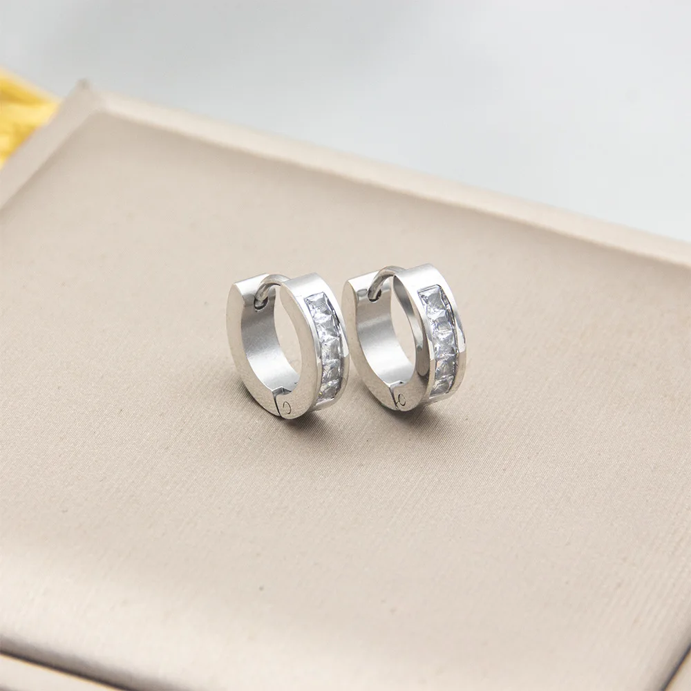 Minimalistisches Edelstahl-Ohrring-Set mit schwarzen Zirkonia für Damen – Huggie- und Helix-Ohrringe, modisches Schmuck-Accessoire, neu im Trend – Detail 3
