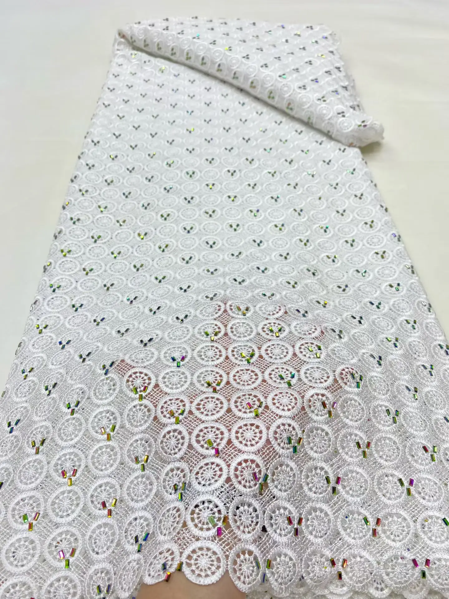 جودة عالية 2025 أقمشة القطن الأفريقي التطريز للنساء 5 ياردة فستان الزفاف للذوبان في الماء الدانتيل حجر الراين النسيج DP0460