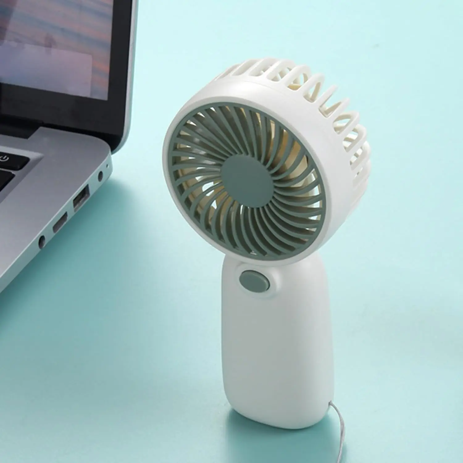 مروحة محمولة صغيرة محمولة تعمل بالبطارية محرك هادئ للسفر ومكتب السيارة للاستخدام الخارجي تتضمن أشرطة