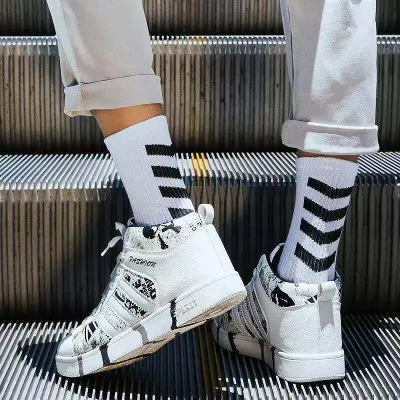 Nowa moda Bawełna Czarny Biały Pasek Crew Skarpety Męskie Sportowe Hip Hop Deskorolka Blaze Street Happy Long Sox Męskie Calcetines Soks