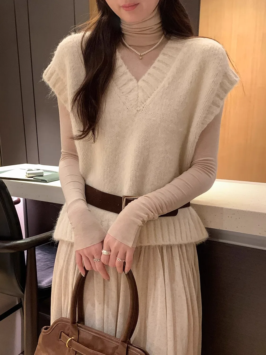 ay V-Ne Knitted Sweater Vest Women's Autumn 2025 New Sle Commute Faion High-End Feeling Long Sve Top
