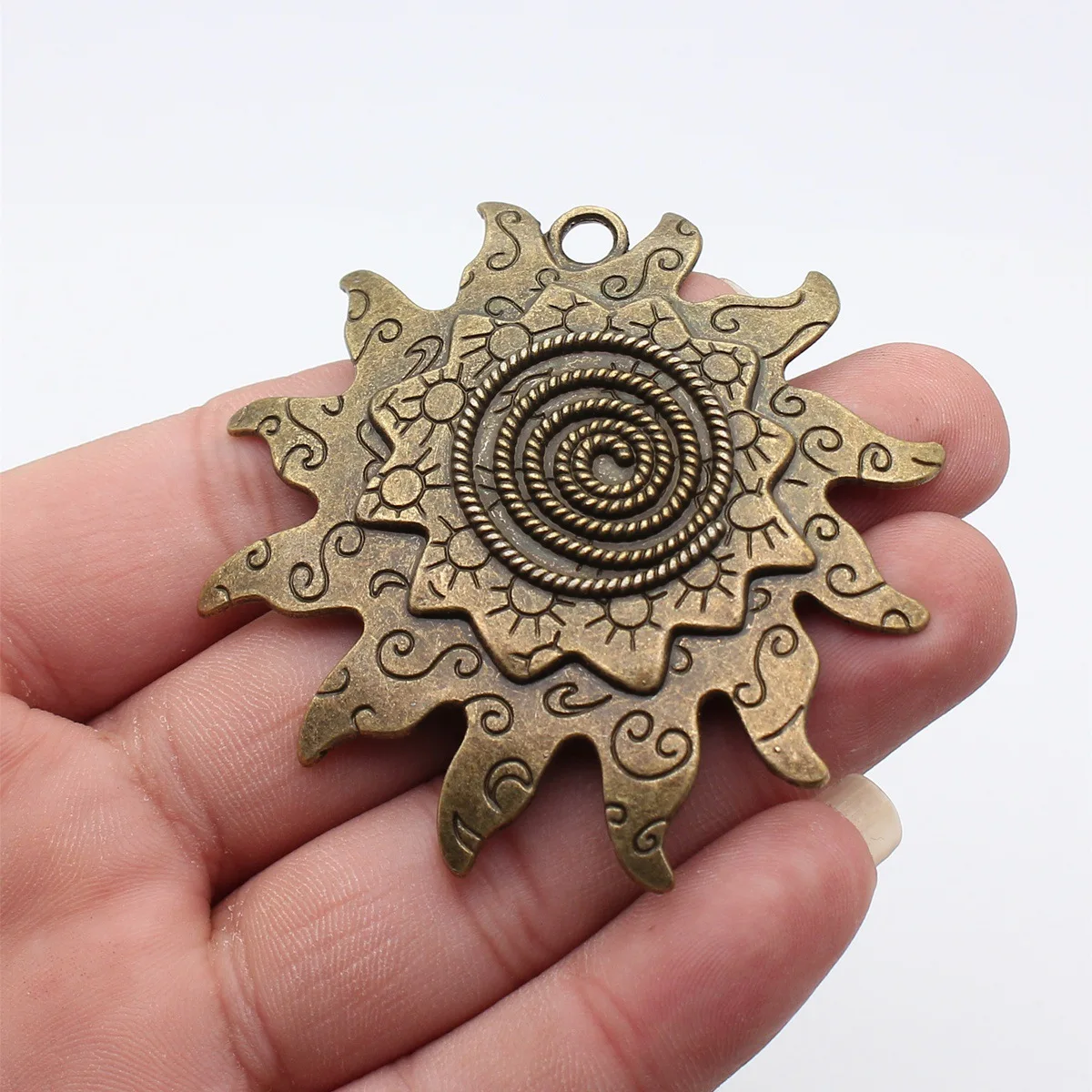 1 pieza de colgante de sol con patrón de remolino en colores plata antigua, oro antiguo y bronce antiguo de 66x65mm, accesorios para la fabricación de joyas