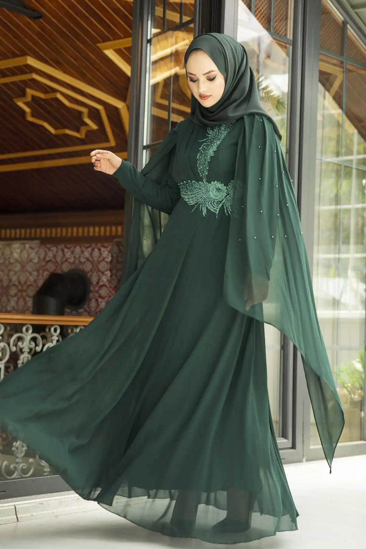 

Cape Detaylı Hijab Evening Dress Emerald