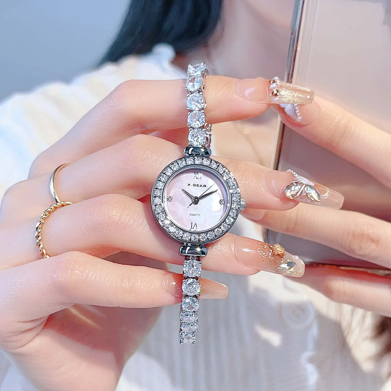 

Элегантные и модные легкие роскошные женские часы водонепроницаемые с дизайном четырехлистного клевера и ремешком, инкрустированным бриллиантами.