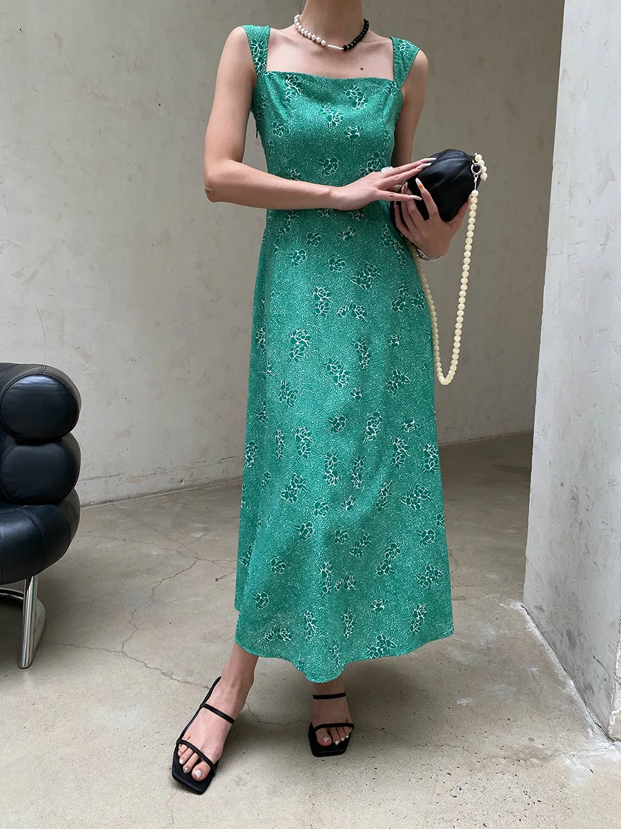 Sommerliches Damenkleid im französischen Retro-Stil mit eckigem Ausschnitt, tailliertem Schnitt und schlank machendem Blumenmuster. – Detail 8