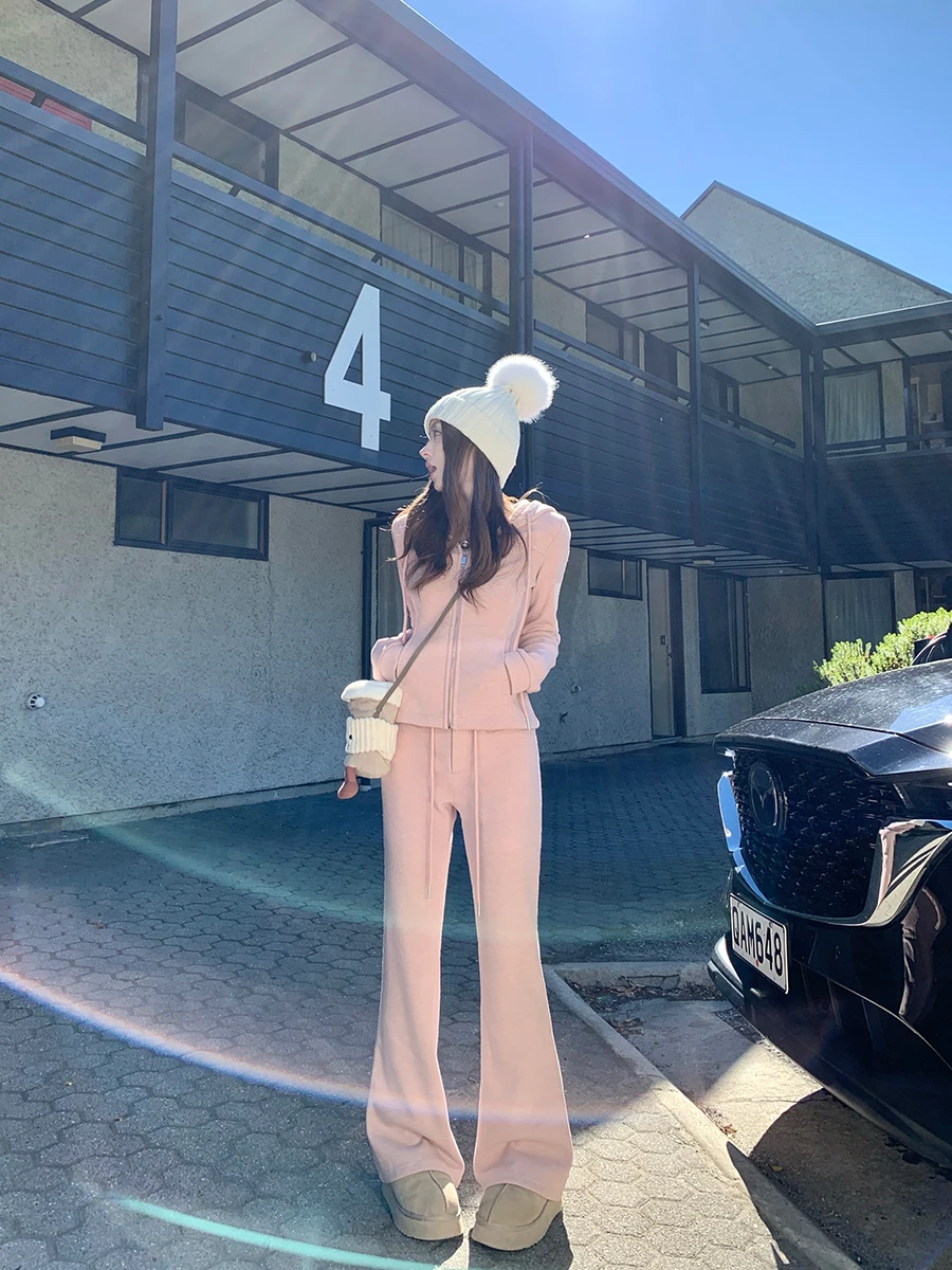 

Комплект из двух предметов AySnow Lu Series: толстовка с капюшоном на флисовой подкладке и расклешенные брюки с высокой талией. Зимний повседневный женский комплект.