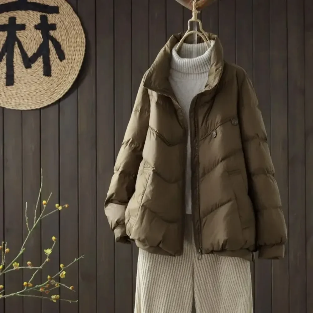 2025年新作 レディース ホワイトダックダウンジャケット 冬用コート スタンドカラー ショート丈 パファージャケット 暖かい 女性用パーカー ゆったり カジュアル フェザーコート