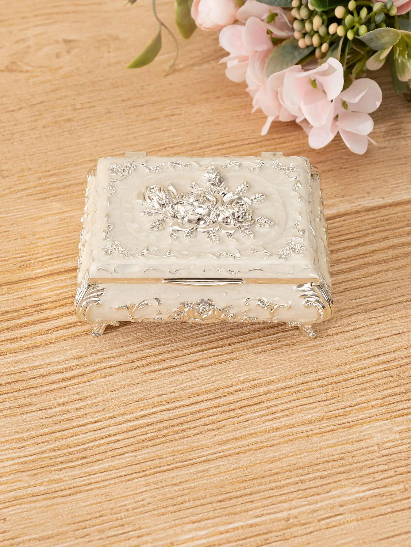 Romantic and luxurious European style roses, creative zinc alloy jewelry box, necklace box, high-end metal storage box, Valentin