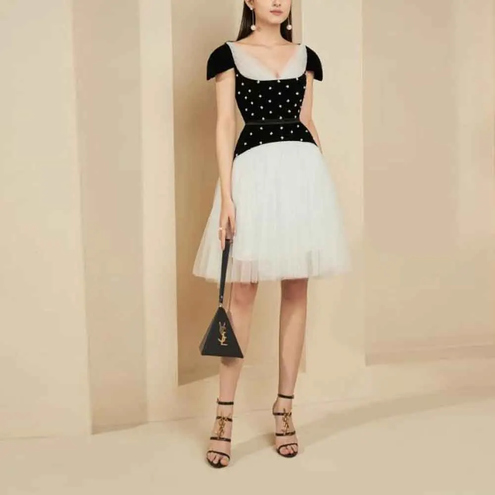 فستان كوكتيل رسمي بأكمام قصيرة متواضع مخصص ورقبة على شكل حرف V وحفلات التخرج بطول الركبة فساتين بيبلوم