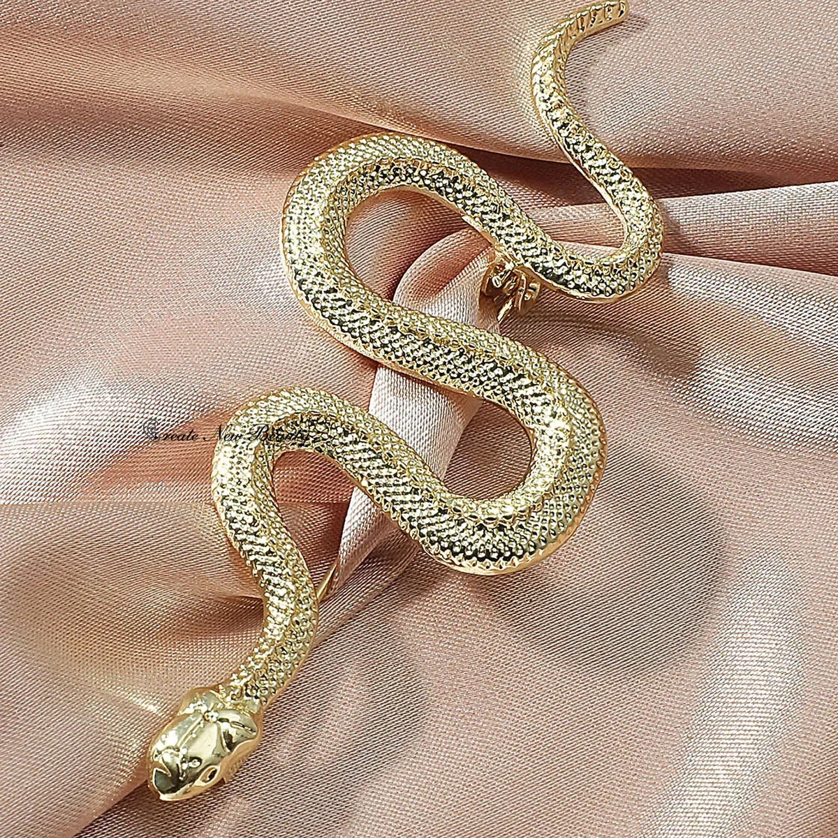 Vintage Gold Metal Snake Shaped Brooches for Women Fashion Personalized Alloy Inlaid with Diamonds Coat Pins Decoration Jewelry