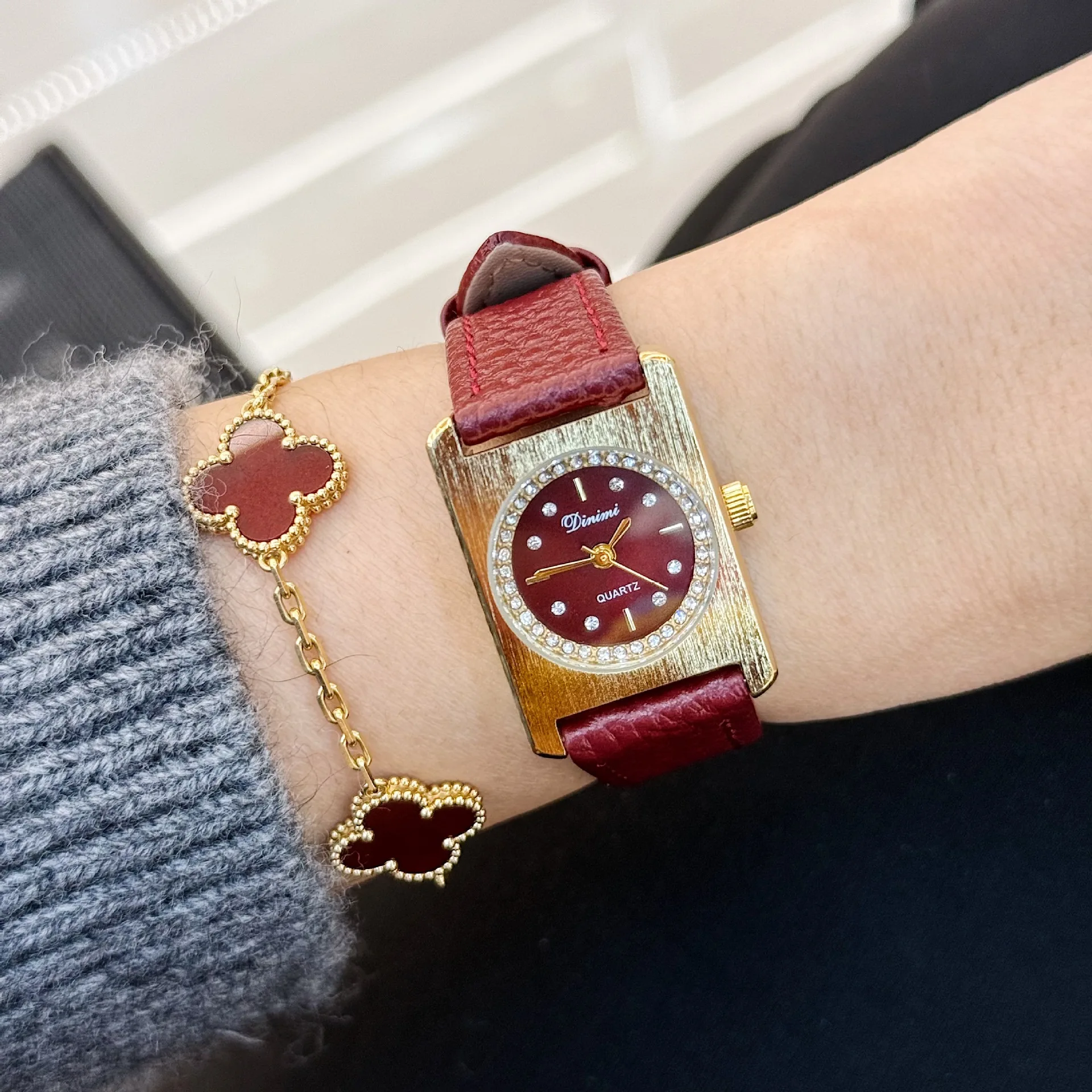 ساعة نسائية من سلسلة Red للعام الجديد، حزام جلدي بسيط وأنيق، ساعة نسائية عصرية، ساعة غير عادية، إكسسوار نسائي