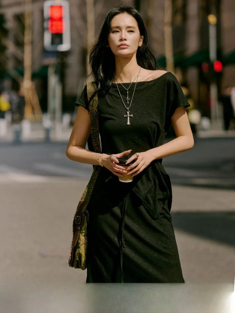 

Женский льняной комплект Luna7xi из двух предметов: летний асимметричный топ на одно плечо и длинная юбка миди. Модный вариант для офиса и повседневной носки, осенняя коллекция.