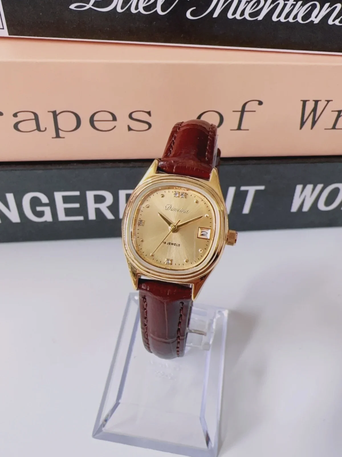 ساعة ذهبية صغيرة مقاومة للماء بقرص أخضر من الجلد البسيط مع تقويم ساعة نسائية كلاسيكية من القرون الوسطى