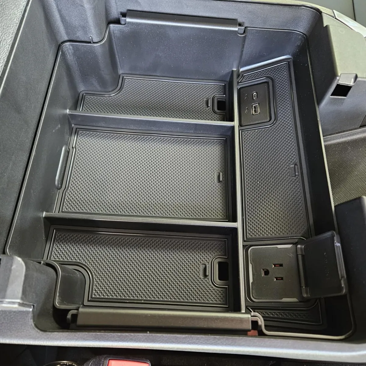 مناسبة لسيارة شيفروليه سيلفرادو وسييرا 1500 صندوق مسند الذراع صندوق تخزين كامل الحجم عبر الحدود