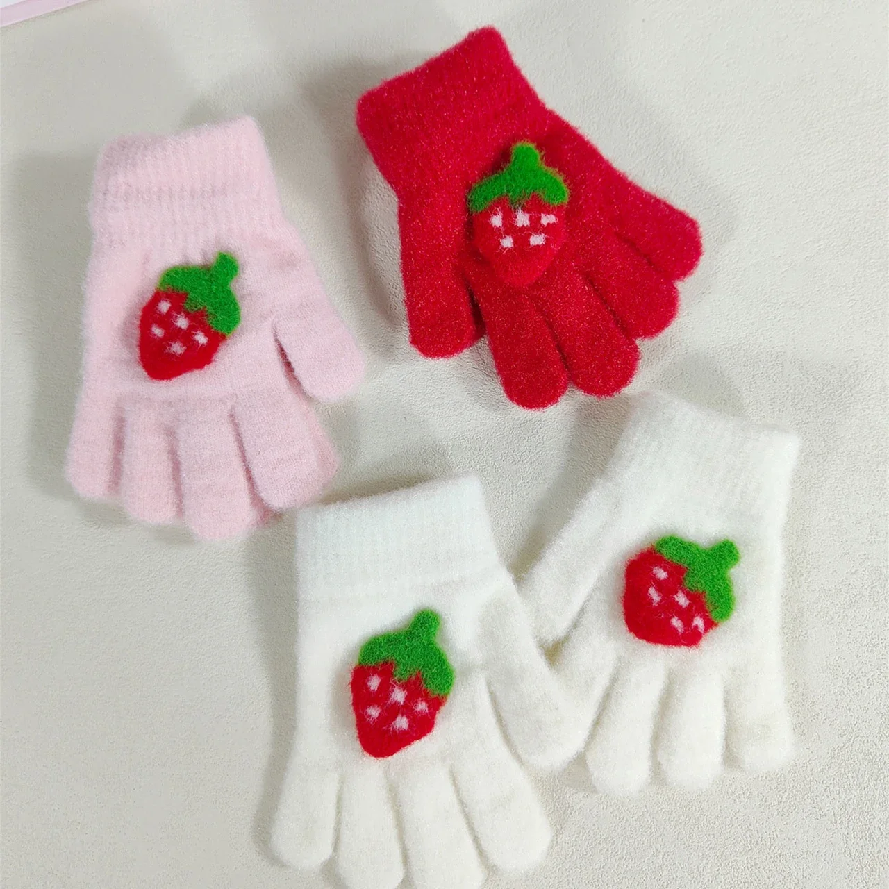 Winter warme Strickhandschuhe für Baby Jungen Mädchen süße Erdbeere Vollfinger-Fäustlinge Kinder Kleinkind einfarbige Wollhandschuhe