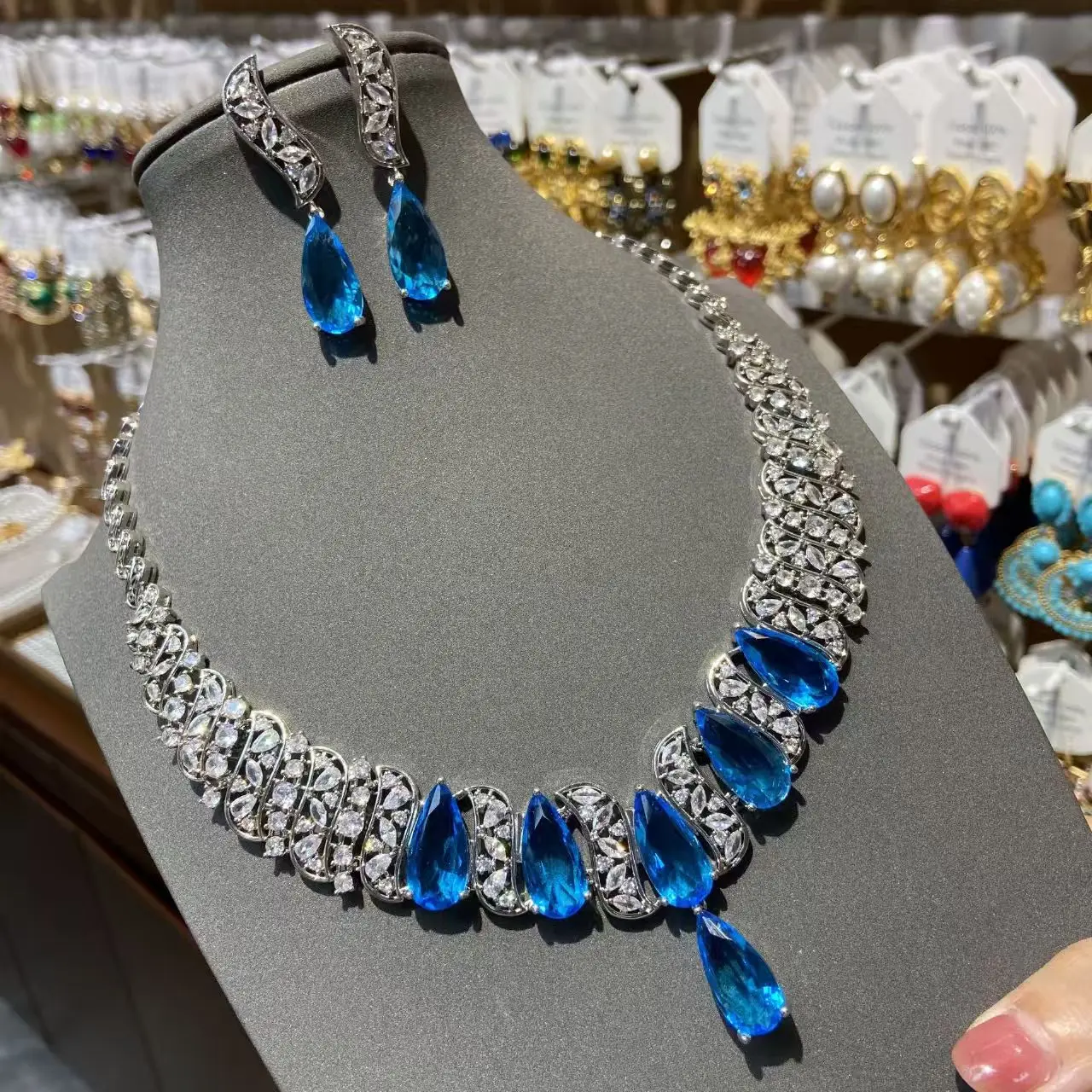 

Luxury Zircon Shihu Blue Water Drop Necklace Earring Two-Piece Set Noble Woman Jewelry Set Bridal Wedding Accessories
