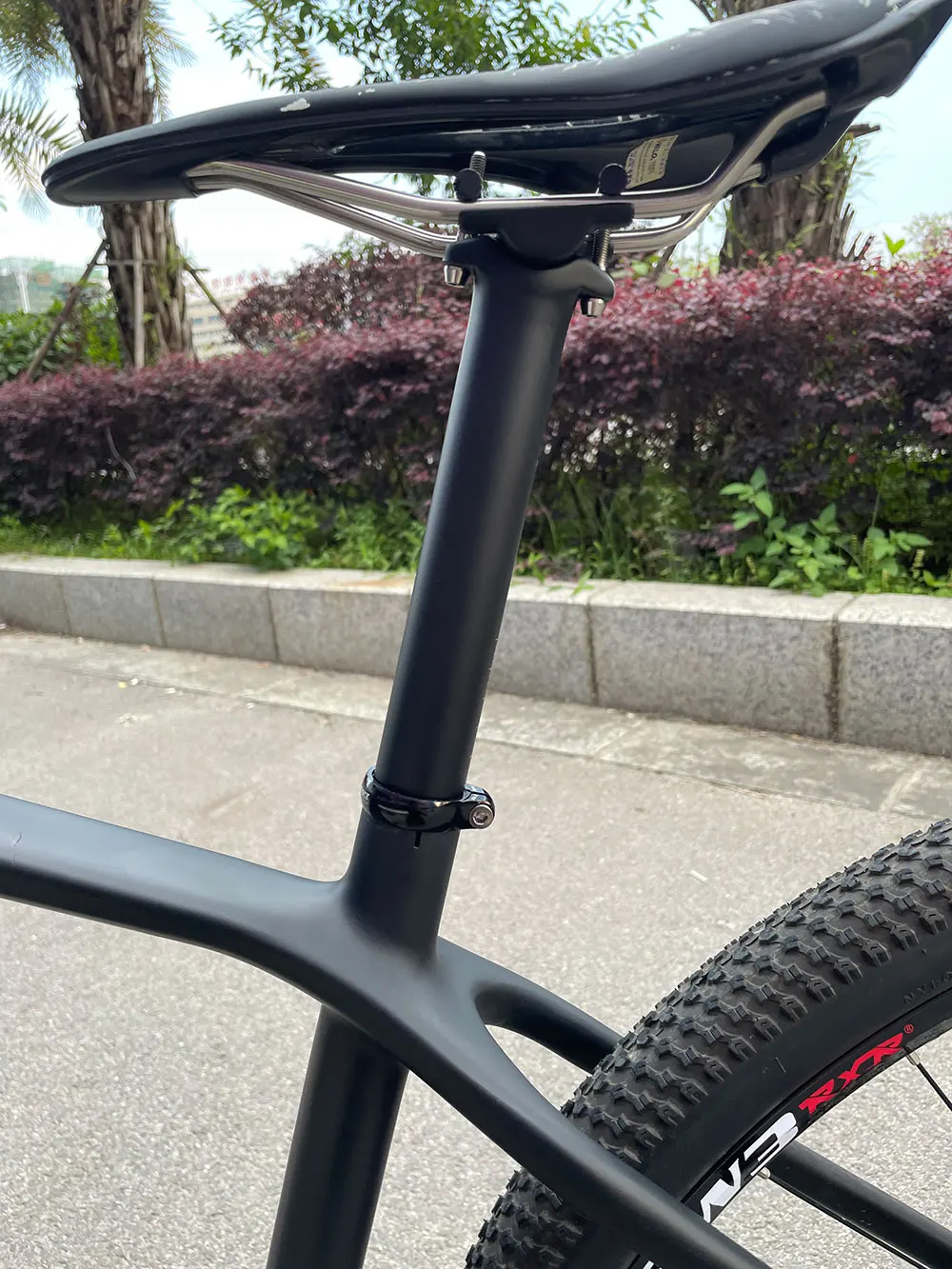 ELITA ONE Carbon-Sattelstütze, leicht, 130 g, 27,2/30,9/31,6 mm, Titanschrauben, für Mountainbikes und Rennräder, Carbon-Sattelrohr. – Detail 9