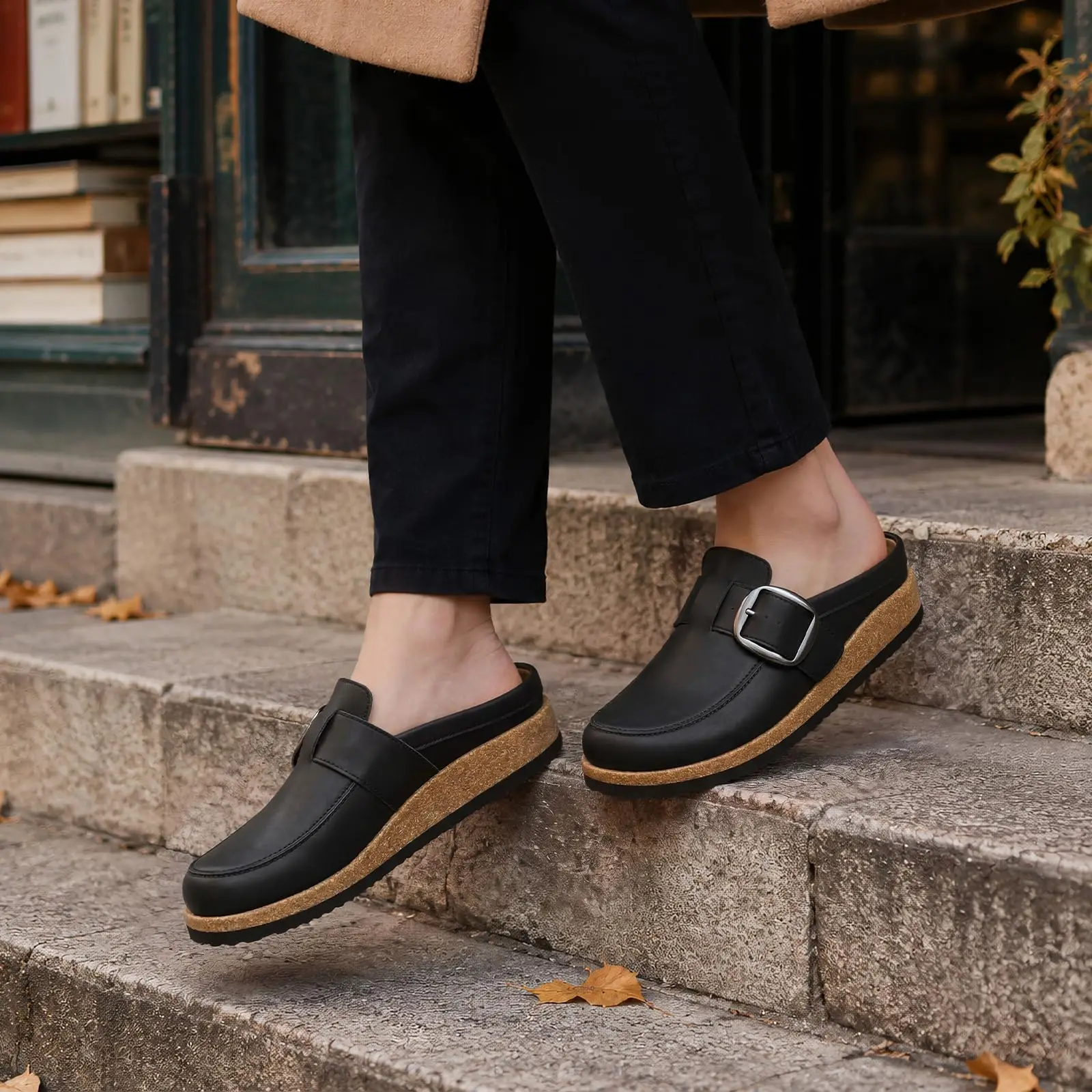 Shevalues Vegane Leder-Damen-Clogs, rutschfeste Hausschuhe im Loafer-Design, Slides mit Korkfußbett und Fußgewölbestütze – Detail 7