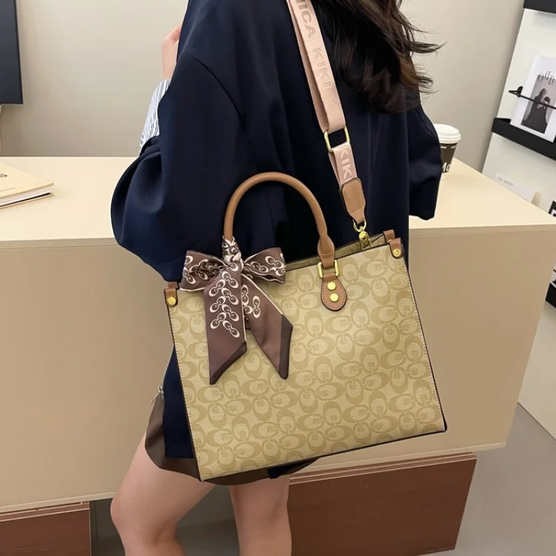 حقائب يد نسائية مصنوعة من الجلد المطبوع على المحيط، مظهر يومي أنيق عتيق مشهور من باريس ​