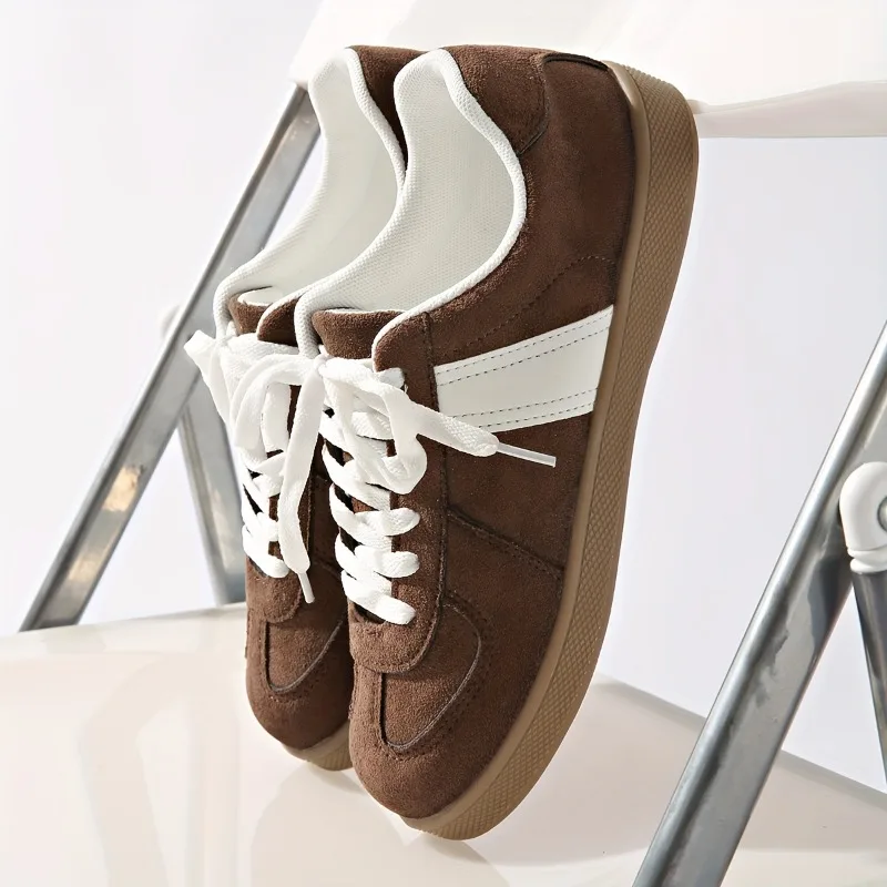 أحذية نسائية كبيرة الحجم، 2025 أحذية بيضاء مسطحة جديدة بمقدمة مستديرة ومتعددة الاستخدامات، أحذية رياضية منخفضة القطع