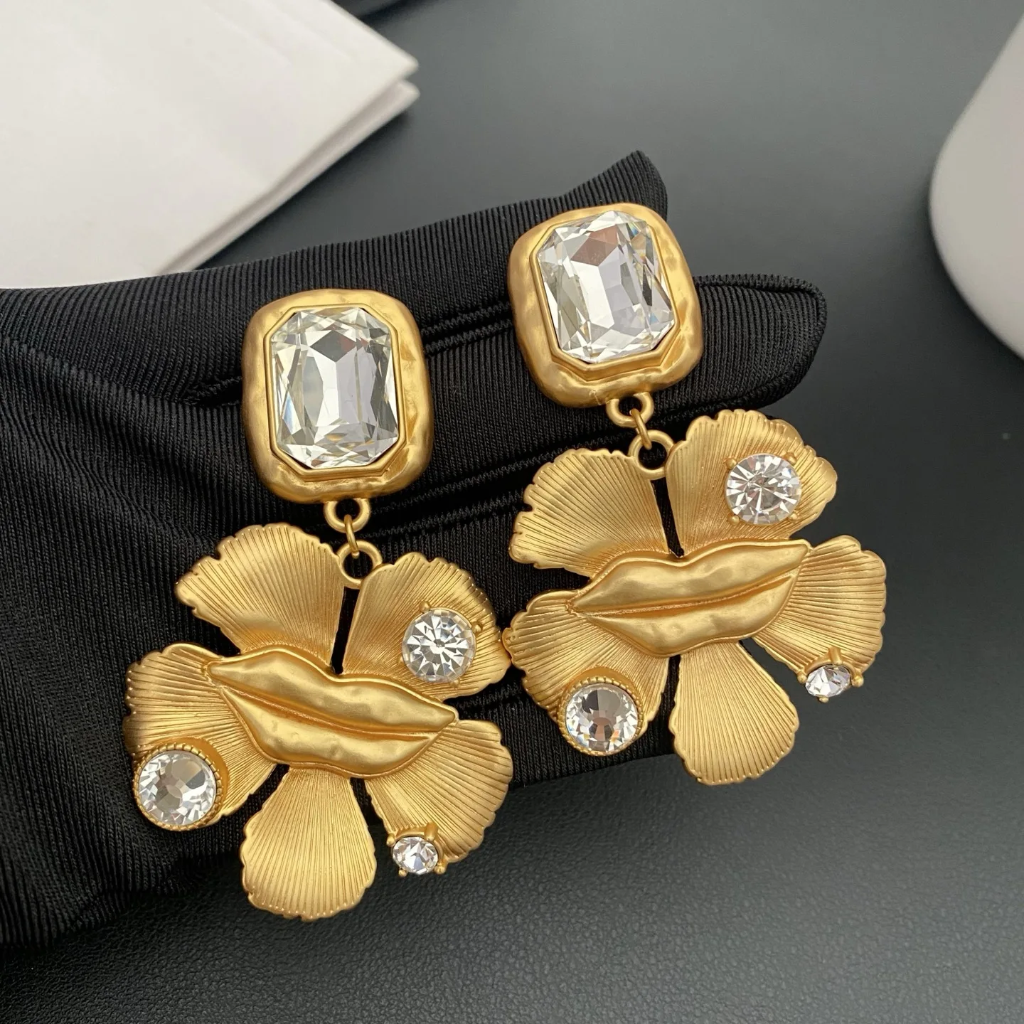 

Европейские модные латунные позолоченные серьги с кристаллами и цветами для женщин, популярные очаровательные вечерние украшения