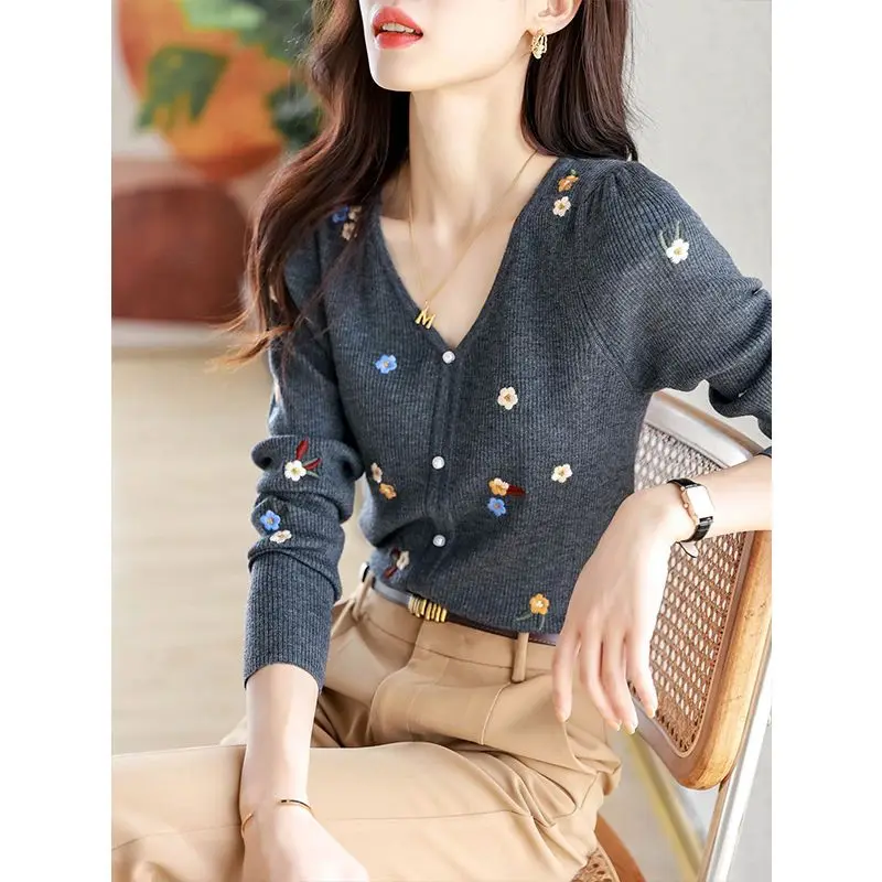 Autumn Winter New Fashion V-neck Long Sleeve Embroidered Pullovers Women\'s Clothing Casual All-match Simplicity Knitting Tops