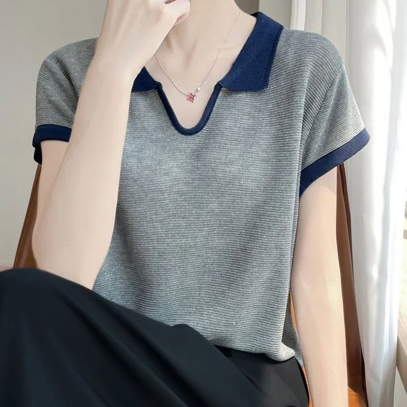 بلوزات أنيقة بأكمام قصيرة ورقبة على شكل حرف v مناسبة تمامًا ملابس نسائية لصيف 2025 قطع علوية كورية فضفاضة جديدة قمصان مكتب للسيدات