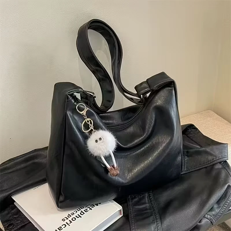 Damen-Umhängetasche aus weichem PU-Material mit großem Fassungsvermögen, im Vintage-Stil, lässige Crossbody-Tasche, Handtasche mit breitem Träger und einem niedlichen Plüsch-Schlüsselanhänger für den täglichen Gebrauch. – Detail 2