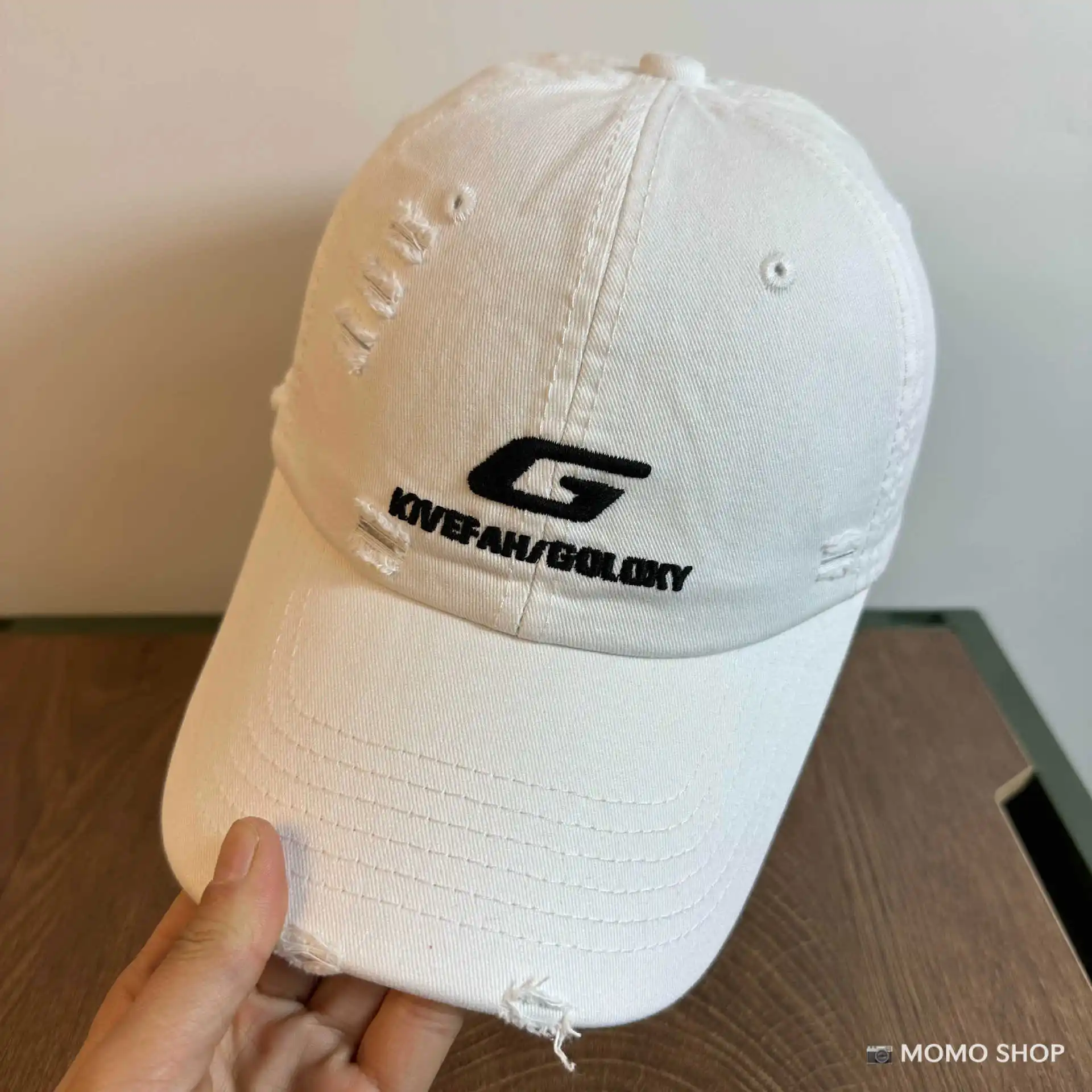 Vintage street-style distressed hip-hop baseball cap for women, featuring a large 'G' embroidered logo, Korean version, trendy b