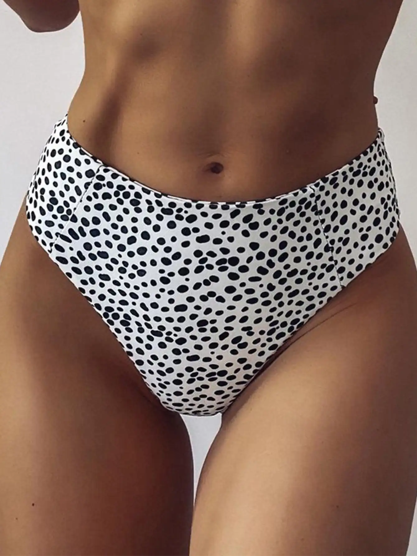 Solid colors, new sexy leopard print, polka dots, simple basics, high-waisted briefs, more fashion-forward than Keeny