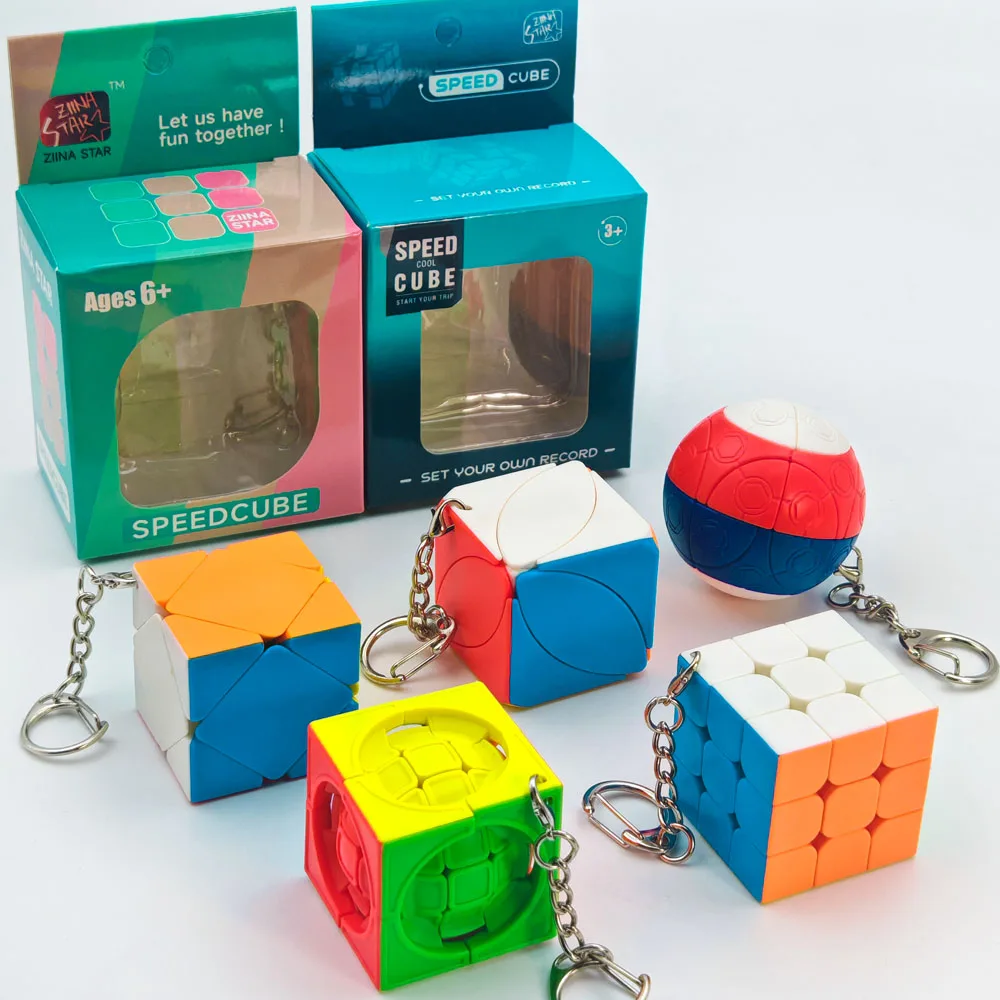 Magic Cube Keyring，Puzzle Cube Key Fob，3D Twist Keychain，Football Cube Keychain，Alien Cube，Birthday Gift
