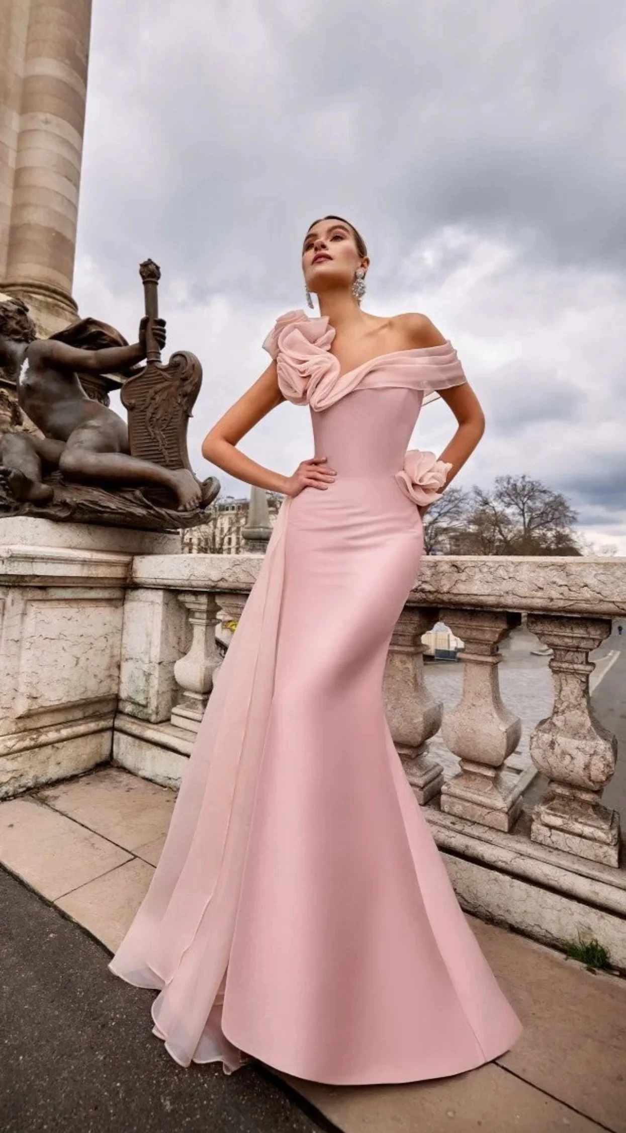 

Pink Off Shoulder Prom Dresses 2025 Satin Flower Pleated Backless Mermaid Elegant Floor-Length Wedding Party Dress Customized