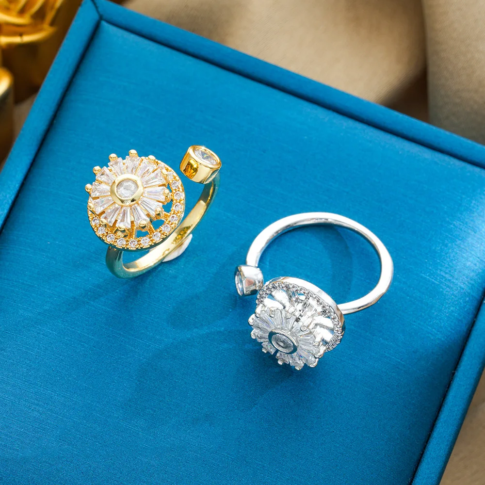 

Легка инкрустированная вращающимся цирконом в форме цветка выбирает модный и прохладный стиль. Это полный бриллиантов и универсальный.