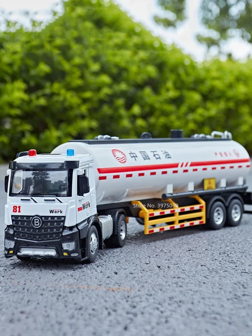 16.5 Inches Oil Tank Truck Model Toy Alloy Diecast High Simulation Truck Model Sound Can Spray Water Toys for Kids Holiday Gifts