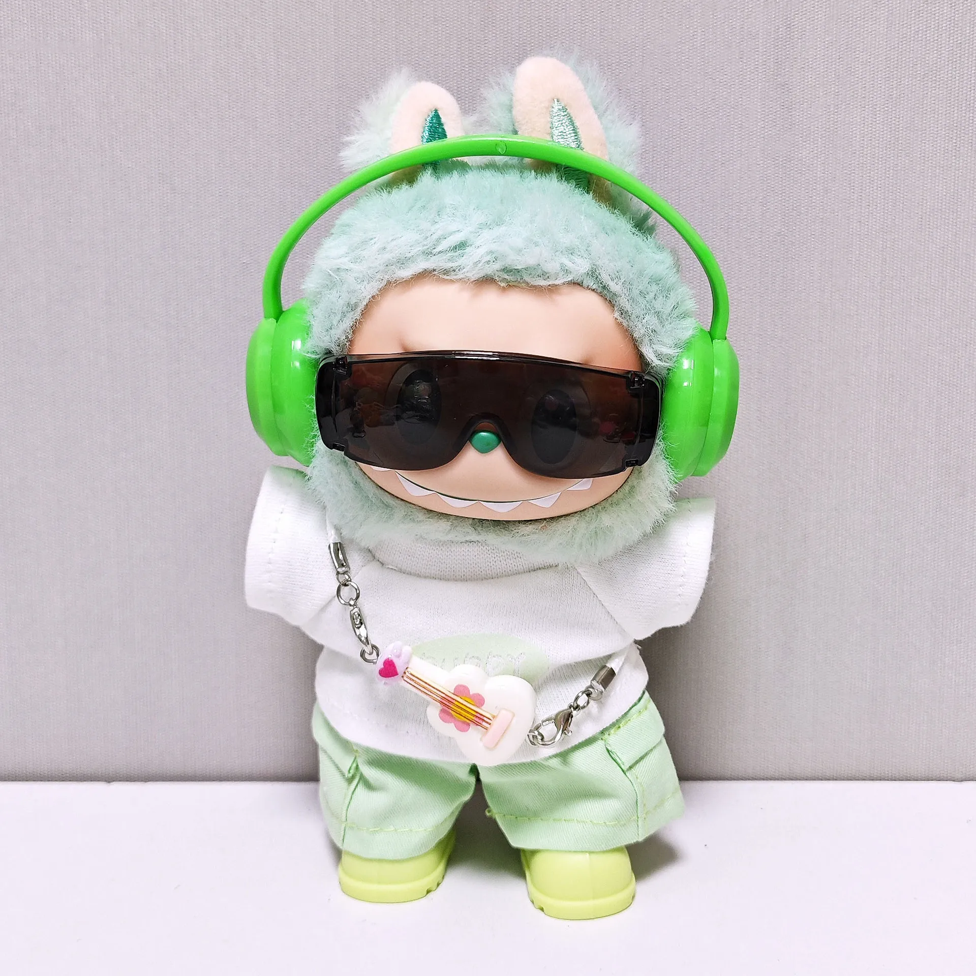 

Clothes For Labubu 15/17cm 1st-3rd Gen Dolls Cool Streetwear Fresh Green Outfit White T Shirt With Cargo Green Shorts Headphone
