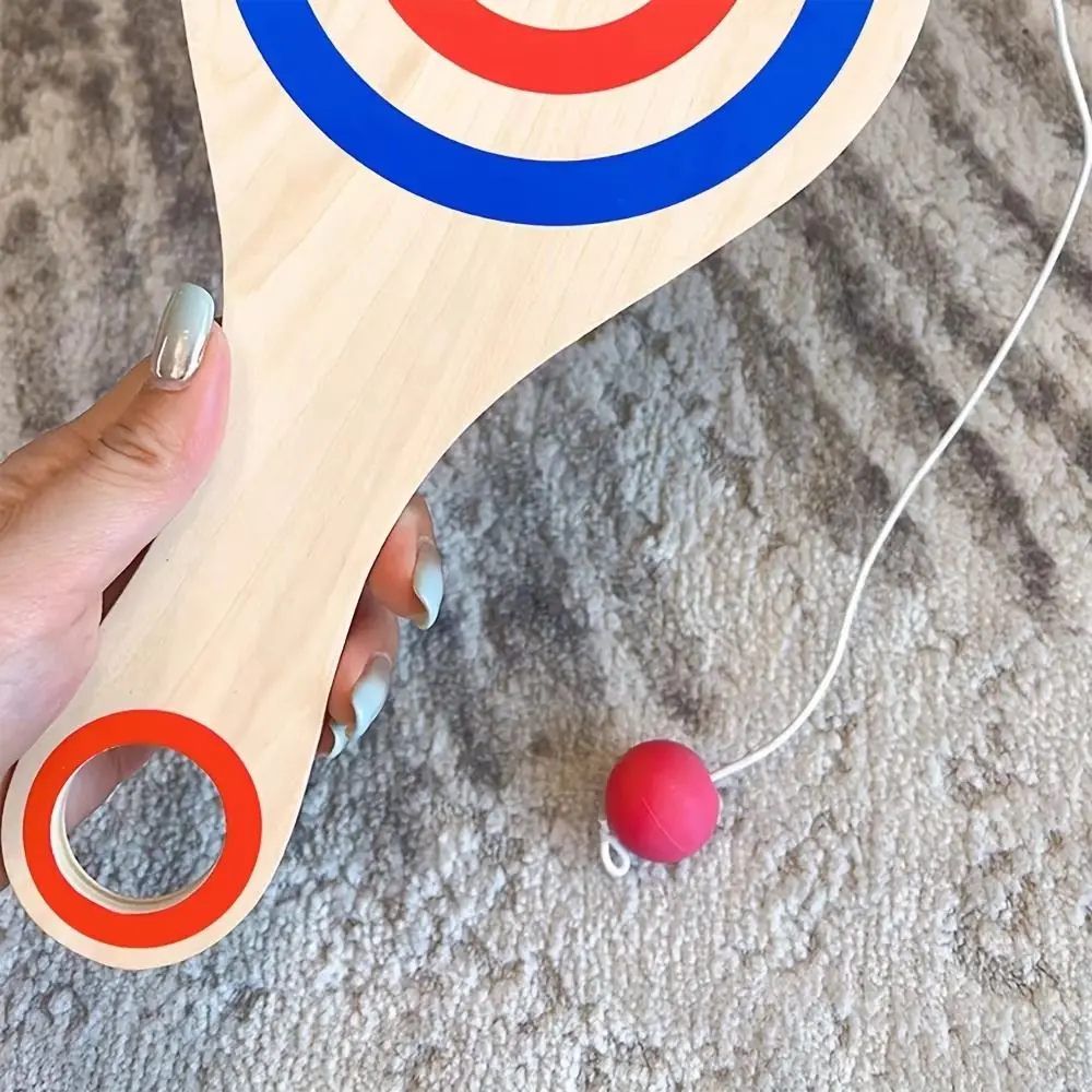 ไม้พาย ไม้พาย เกมบอลไม้ ลูกบอลสีแดง เชือกยางยืด ลูกบอลเป้าหมายไม้ ลูกบอลฝึกทักษะ เกมบอลเด้งกลับเพื่อการศึกษา