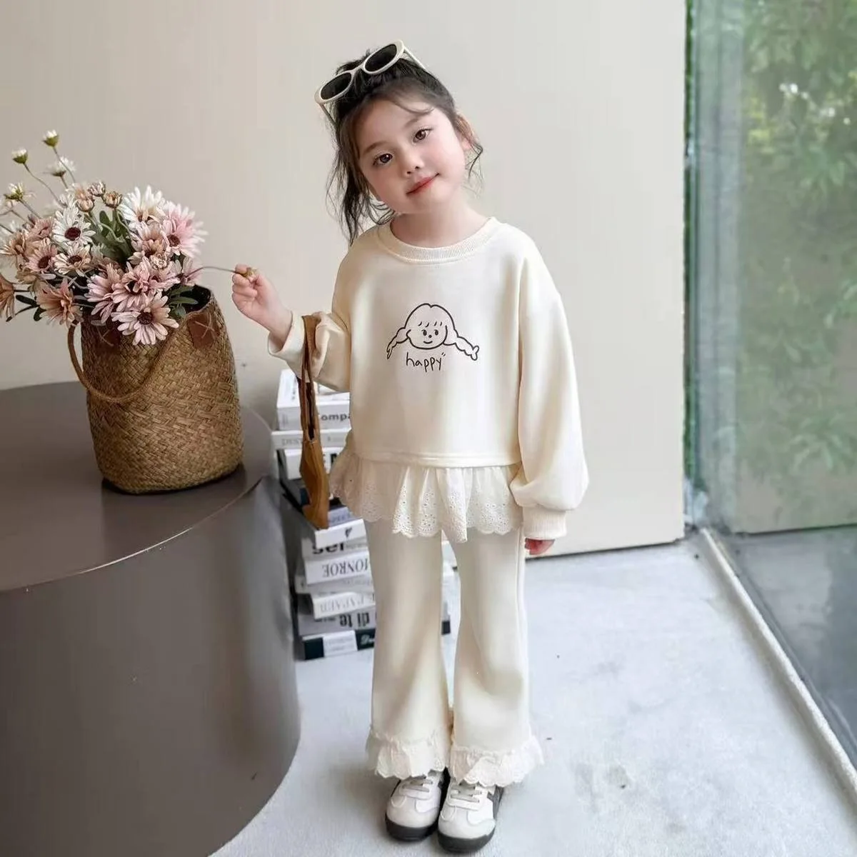Graues Sweatshirt- und Hosen-Set mit Spitzenbesatz für Kinder – zweiteiliger Frühlings-Sweatanzug für Kinder, Babykleidung für Jungen. – Detail 4