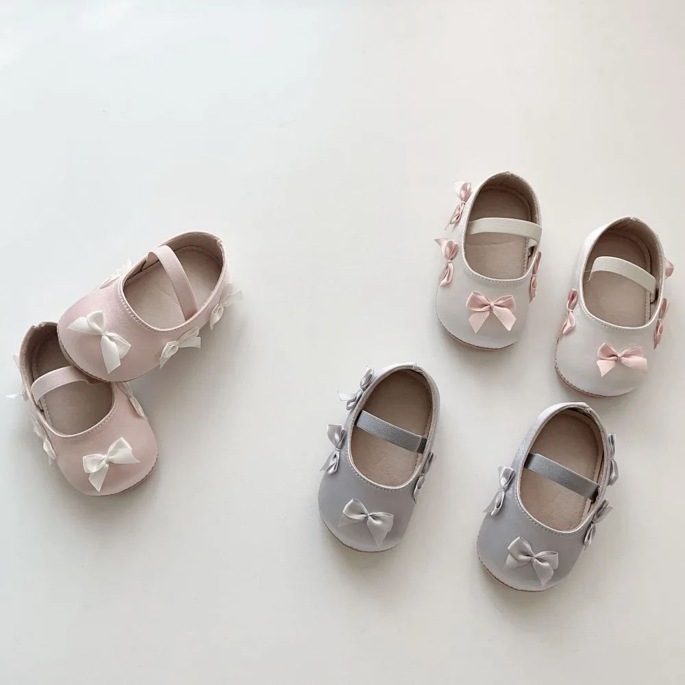 

2023 летняя милая обувь для маленьких девочек, мягкая обувь из искусственной кожи с бантом, первые ходунки, резиновая противоскользящая обувь принцессы для детей 0-12 месяцев