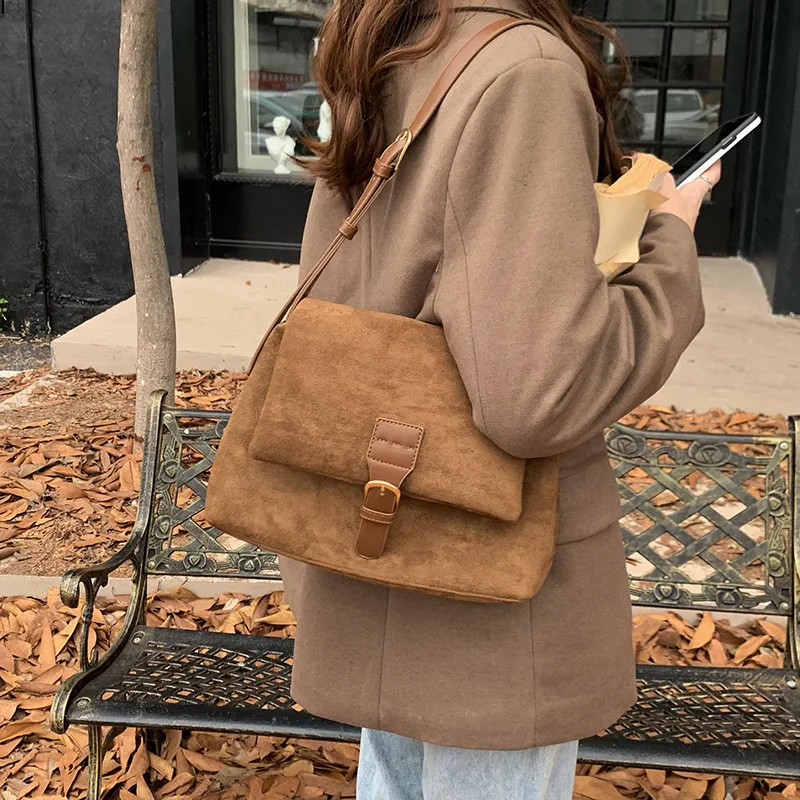 

Chic 2025 Velvet Underarm Bag for Student Girl Collection Structured Square Silhouette Adjustable Strap Korean Aesthetic Bag