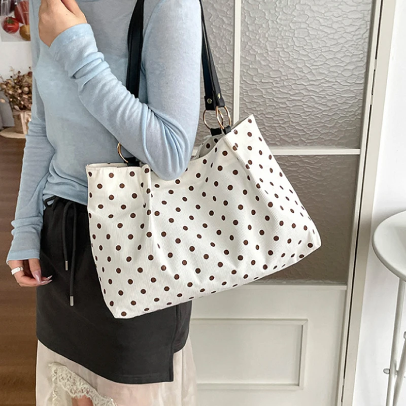 Canvas-Umhängetasche mit Polka-Dot-Print, Damen-Shopper mit großer Kapazität, koreanische Nischen-Handtasche mit vielseitiger Magnetschnalle – Detail 12